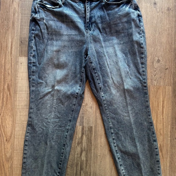 ➡️PRICED TO SELL!!  The Judy Blues you need for summer! - Picture 3 of 7